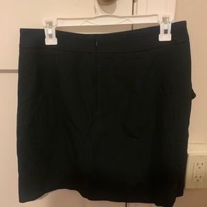 Black loft skirt with pockets. Ruffles along pockets. Business casual skirt.